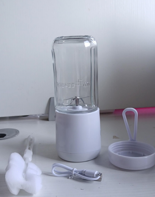 Mini electric portable juice machine